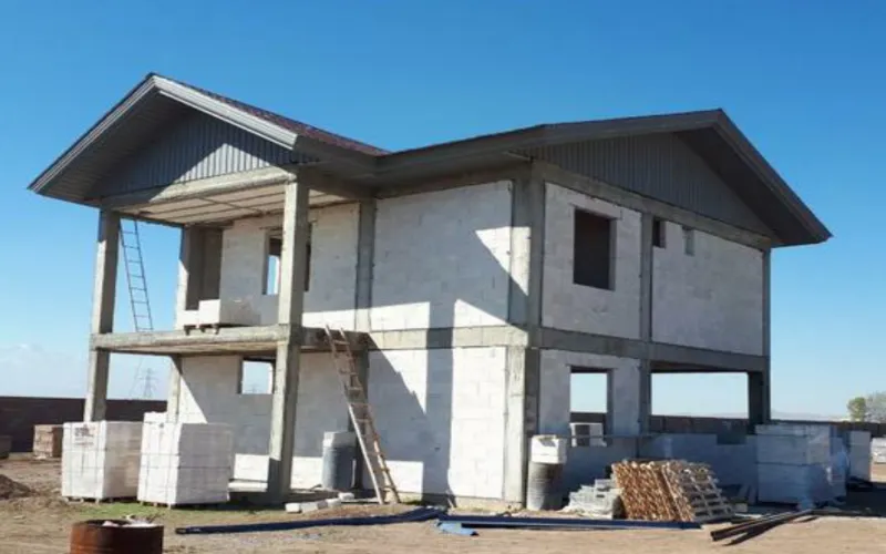 تصویر نمونه کار از ساختمان با سقف شیروانی