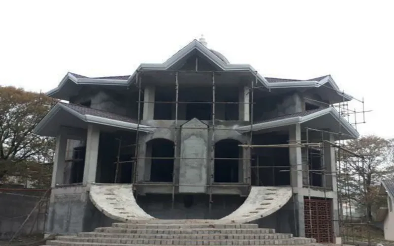 تصویر نمونه کار از ساختمان نیمه کار با سقف شیروانی