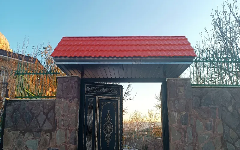 تصویر نمونه کار از سردرب شیروانی قرمز رنگ