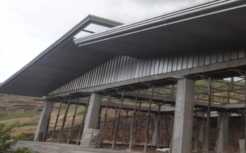 تصویر نمونه کار از سقف شیروانی ساختمان نیمه آماده