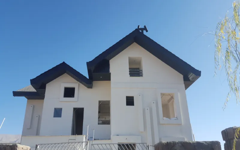 تصویر نمونه کار از سقف شیروانی ویلا به رنگ مشکی