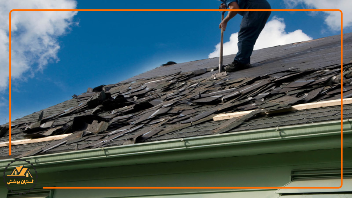 مردی در حال کندن شیروانی های فرسوده