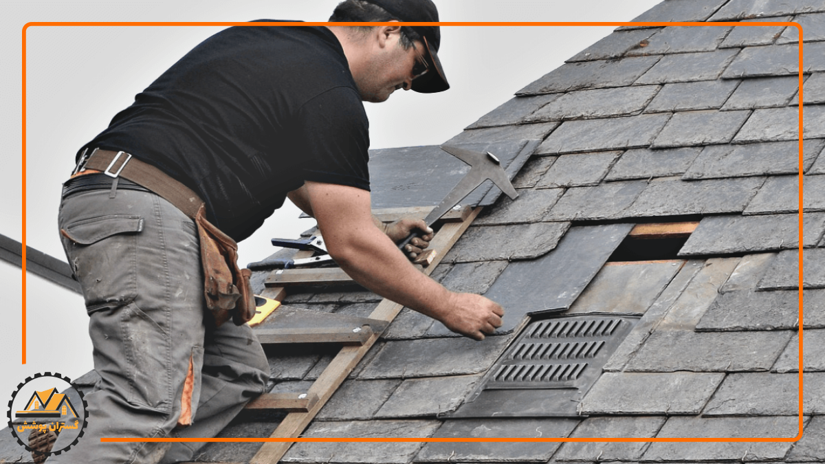 مردی در حال تعمیر شیروانی