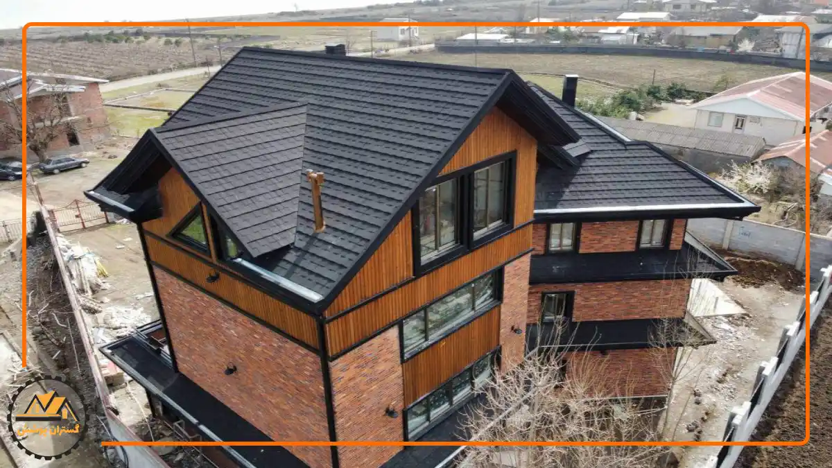 نمای از بالا یک ویلا با سقف شیروانی شده