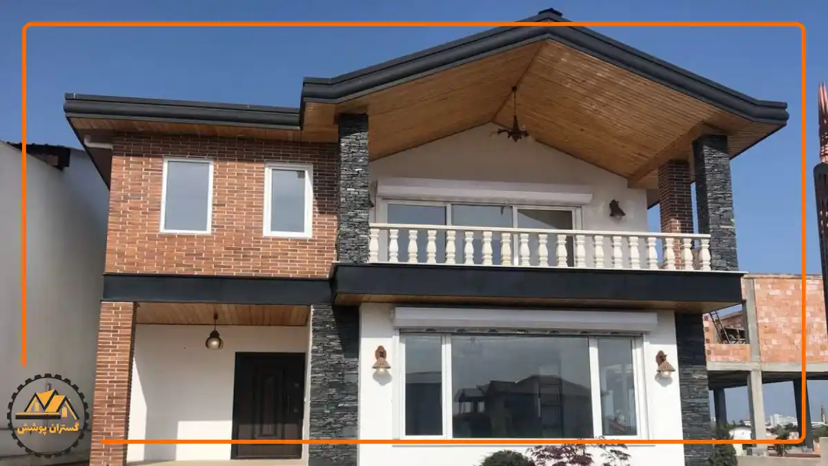 نمای جلوی یک ویلا که سقف شیروانی دارد
