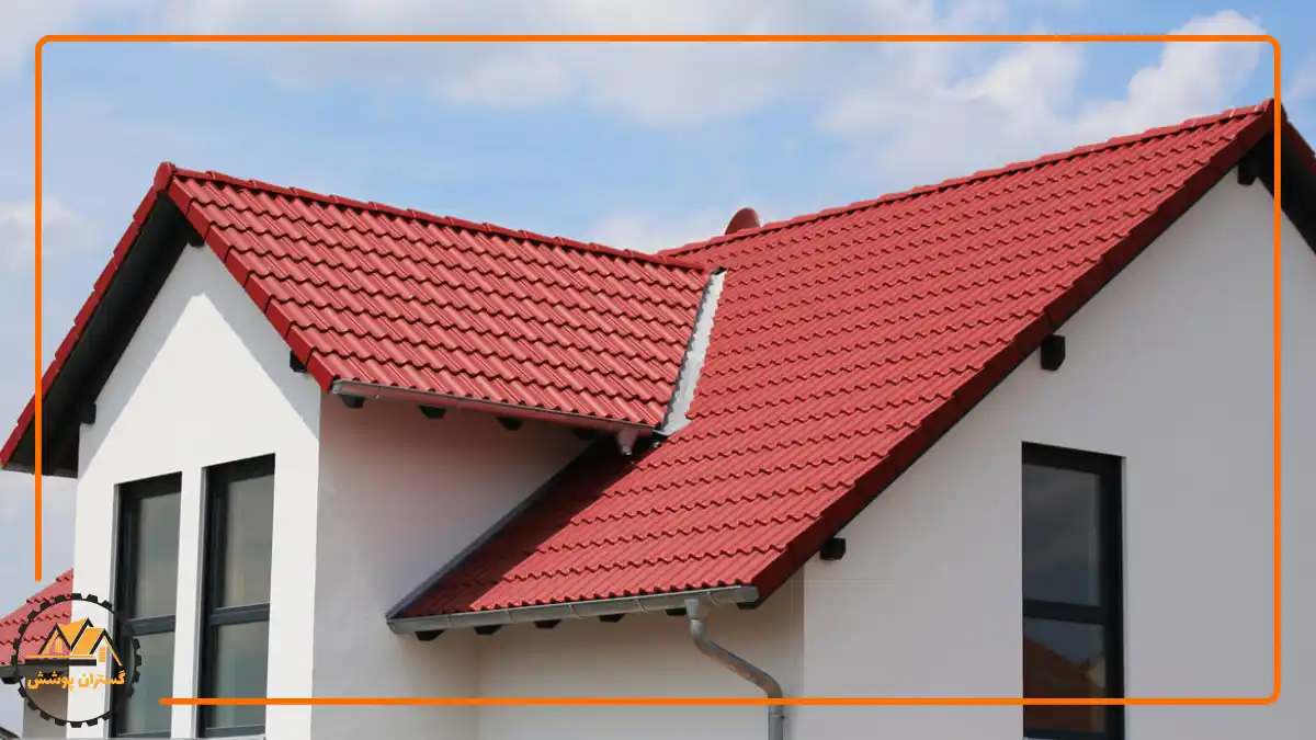 یک ویلا با سقف شیروانی قرمز رنگ